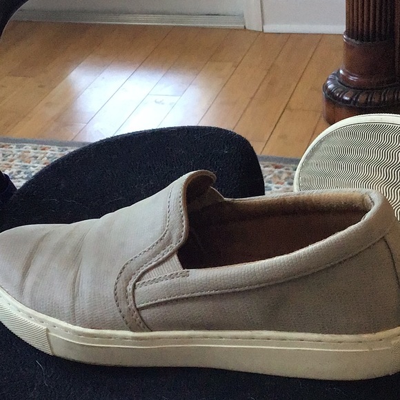 🌻INDIGO RD Sz 9.5 TAUPE FAUX LEATHER SLIP-ON SHOES - Picture 7 of 8